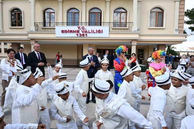 Edirne’de düzenlenen Sünnet Şöleni kapsamında 55 çocuk için renkli ve