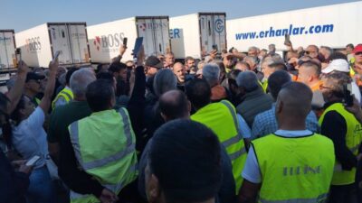 Kapıkule Sınır Kapısı’nda bir araya gelen TIR şoförleri, sınır geçişlerinde