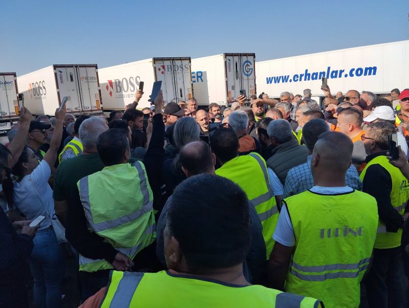 Kapıkule Sınır Kapısı’nda bir araya gelen TIR şoförleri, sınır geçişlerinde