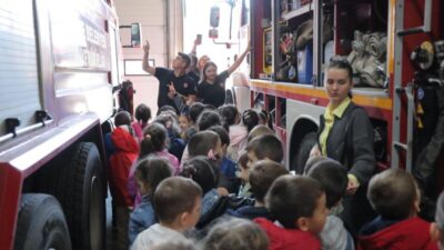 Edirne Belediyesi İtfaiye Müdürlüğü, minik öğrencilerini ağırlayarak onlara hem itfaiyecilik