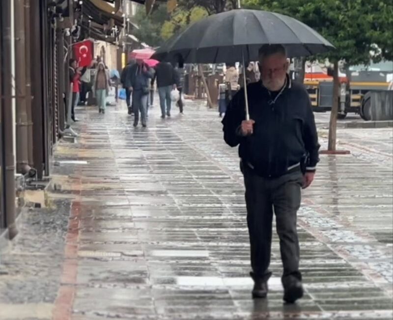 Edirne’de günlerdir beklenen yağış saat 11.00 sıralarında etkisini göstermeye başladı.